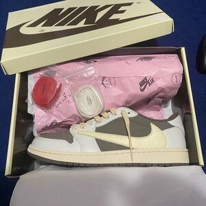 Jordan 1 Retro Lows OG SP
Travis Scott Reverse Mocha